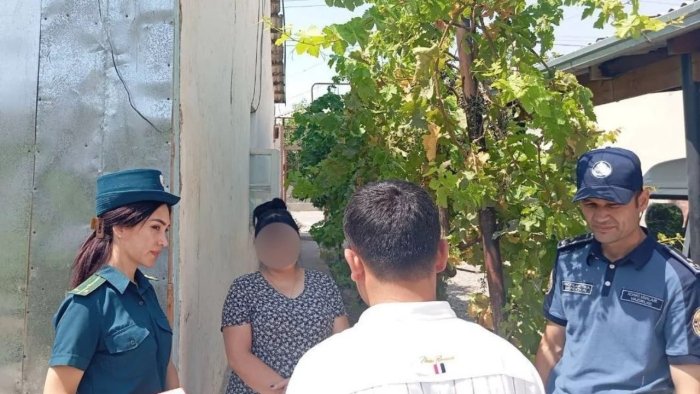Boshpanasiz qolgan ona voyaga yetmagan farzandlari bilan erining uyiga kiritildi