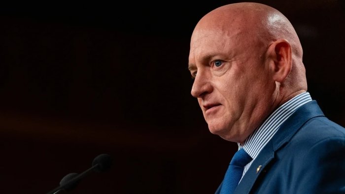 АҚШ сенатори Трампнинг Эронга нисбатан сиёсатини танқид қилди