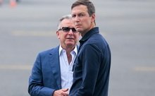 АҚШ сенатори Трампга элчиларни алмаштиришни маслаҳат берди