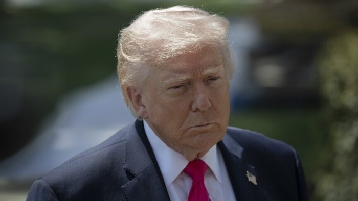 Трамп украиналикларнинг АҚШда қолишини кўриб чиқади