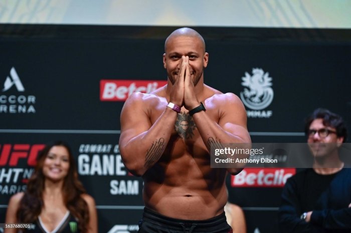 UFC жангчиси АҚШ ва Эрон можароси вақтида ракеталар ҳужумини қандай бошдан кечирганини эслади