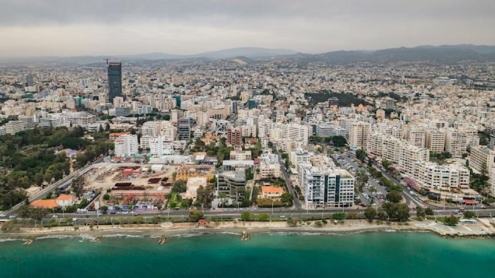 Rasmiylar fuqarolar uchun ogohlantirish tizimlarini tayyorlayotgani sababli Kiprda Eron havo hujumlaridan qo‘rqish kuchaymoqda