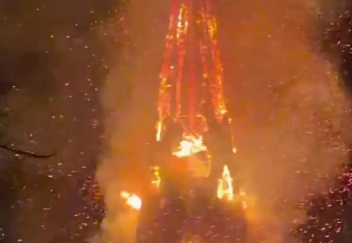 Амстердамда қарийб 150 йиллик тарихга эга черков ёниб кетди