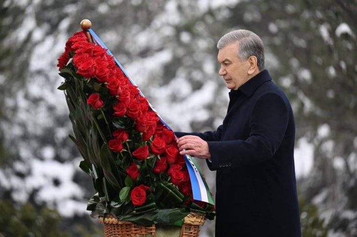 Prezident Shavkat Mirziyoyev Islom Karimov haykali poyiga gulchambar qo‘ydi