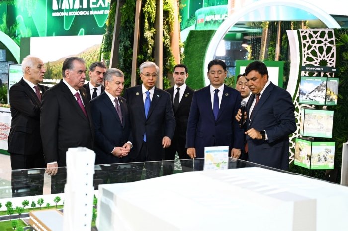 Shavkat Mirziyoyev xorijiy delegasiyalar rahbarlari bilan birga O‘zbekiston pavilyonini ko‘zdan kechirdi