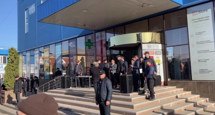 Садир Жапаров норозилик митинги қилаётган савдогарлар олдига келди