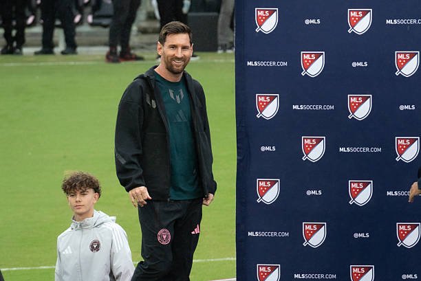 Месси халқдан узр сўради