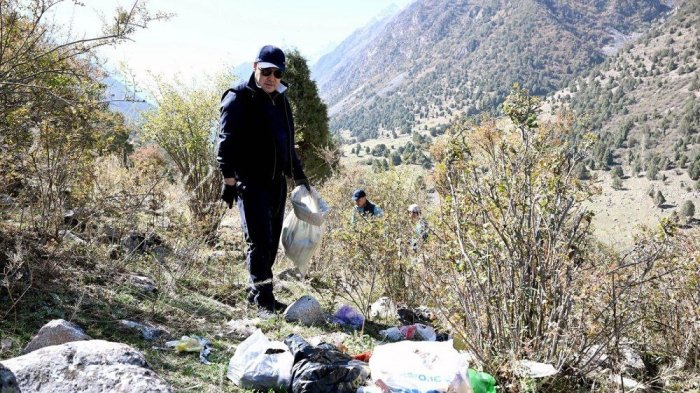 Qirg‘iziston prezidenti dam olish maskanini yana chiqindilardan tozaladi