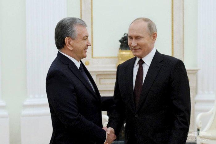 Shavkat Mirziyoyev bilan uchrashuvda Putin "sirli tugma"dan foydalandi. Nega? (VIDEO)