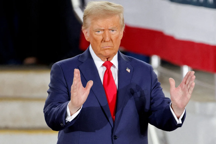 Трамп Эроннинг бойитилган уран захиралари йўқ қилинишига ишонади