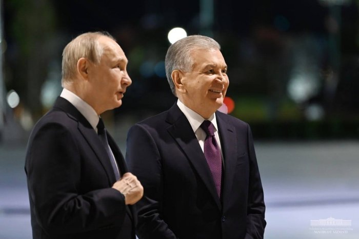 Shavkat Mirziyoyev va Vladimir Putin Mustaqillik monumenti poyiga gulchambar qo‘ydi