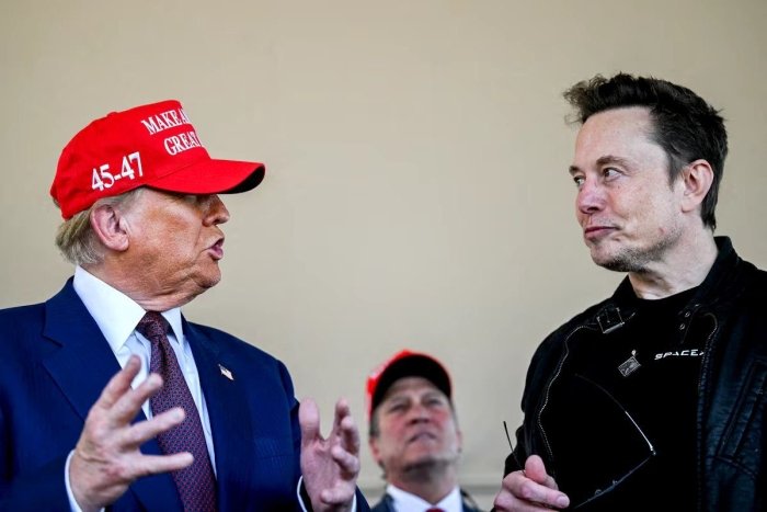 Трамп омма олдида Маскни масхара қилди