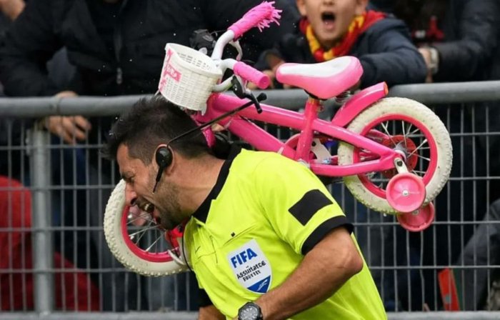 Туркияда мухлислар ҳакамнинг бошига велосипед билан зарба беришди!