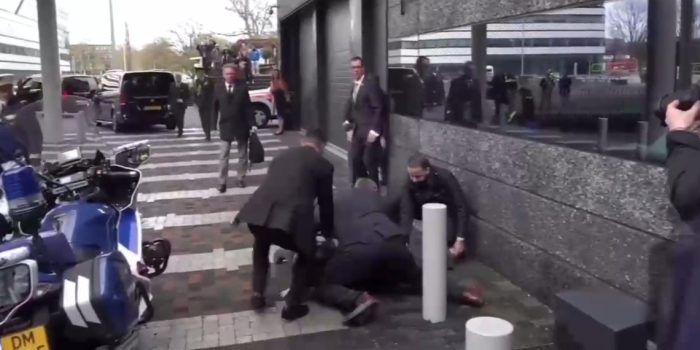 Амстердамда Макронга ташланмоқчи бўлишди