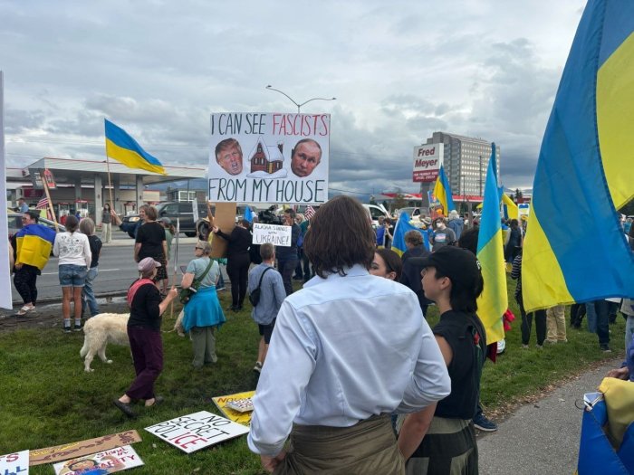 AQSH-Rossiya sammiti arafasida Ukrainani qo‘llab-quvvatlash va Putinning Alyaskaga kelishiga qarshi miting bo‘lib o‘tdi — BBC