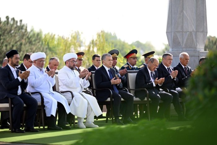Shavkat Mirziyoyev shahidlar xotirasi xiyobonida qatag‘on qurbonlarini yod etish marosimisida ishtirok etdi