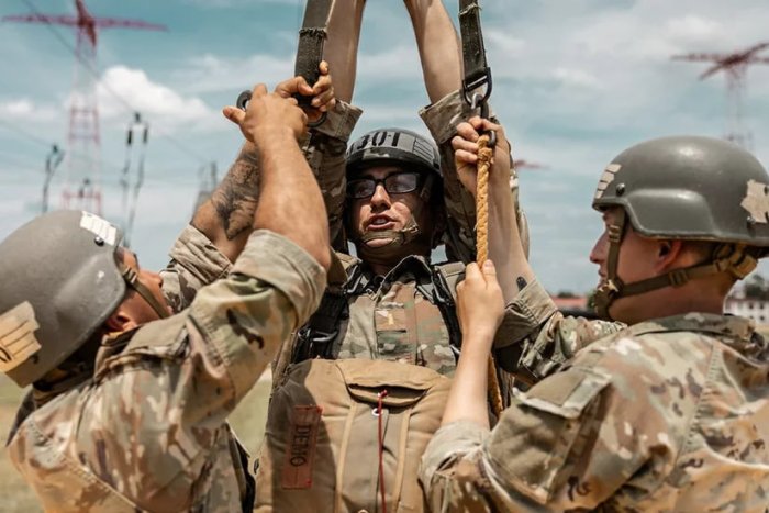 АҚШ ҳарбийлари Эронга қарши ҳарбий операцияга тайёргарлик кўрмоқда