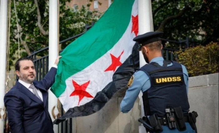 Suriyaning AQShdagi elchixonasida uzoq yillar ichuda birinchi marta Suriya Arab Respublikasi bayrog‘i ko‘tarildi
