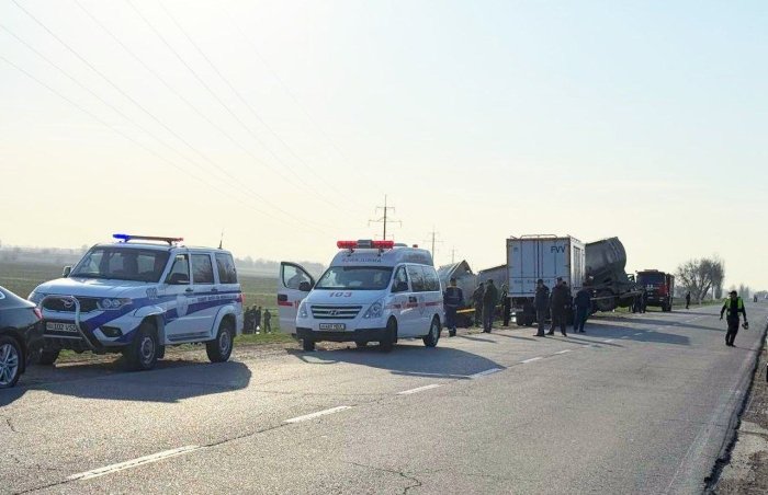 Пискентда юк машинаси ва Isuzu тўқнашиши оқибатида 2 киши ҳалок бўлди