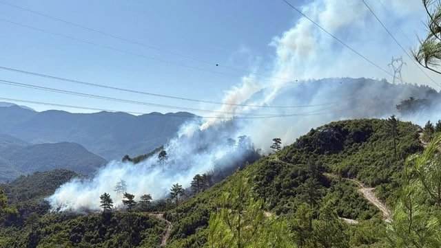 Turkiyaning Antaliya shahrida o‘rmon yong‘inlari sodir bo‘lmoqda