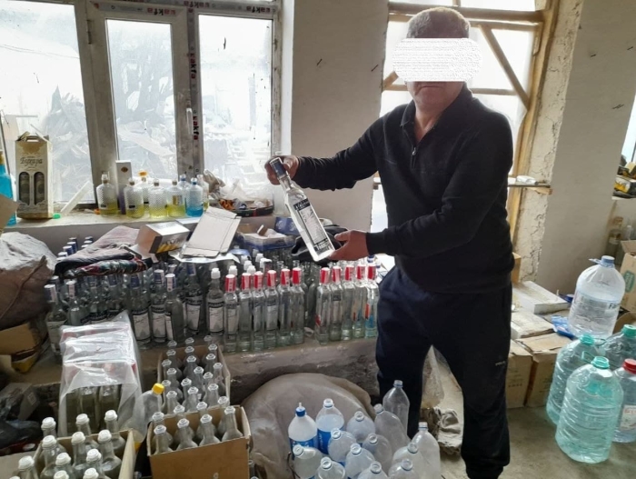 Narpayda alkogol mahsulotlarini qo‘lbola usulda tayyorlab sotayotgan yashirin sex faoliyati fosh etildi