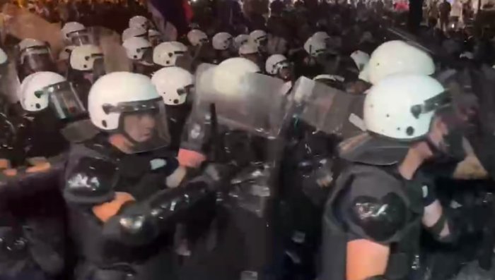 Serbiya poytaxtida muddatidan oldin saylovlar o‘tkazish talab qilingan ommaviy mitingdan so‘ng polisiya bilan to‘qnashuvlar yuz berdi