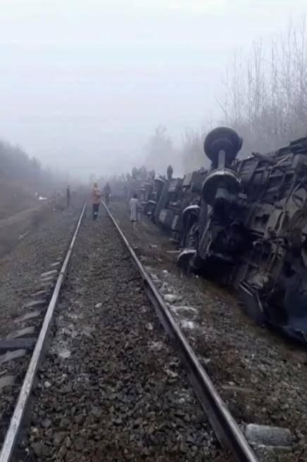 Rossiyada yo‘lovchi poyezdining yettita vagoni relsdan chiqib ketdi
