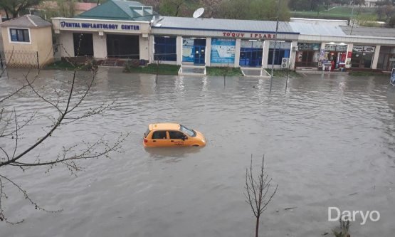 Samarqand ko‘chalari suv toshqini ostida qoldi (foto+video)