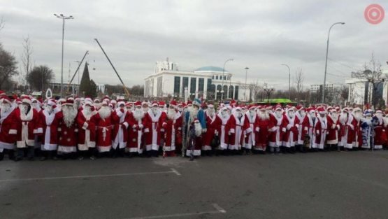 Тошкентда юзлаб қорбобо кийимида бўлган фуқаролар пайдо бўлди